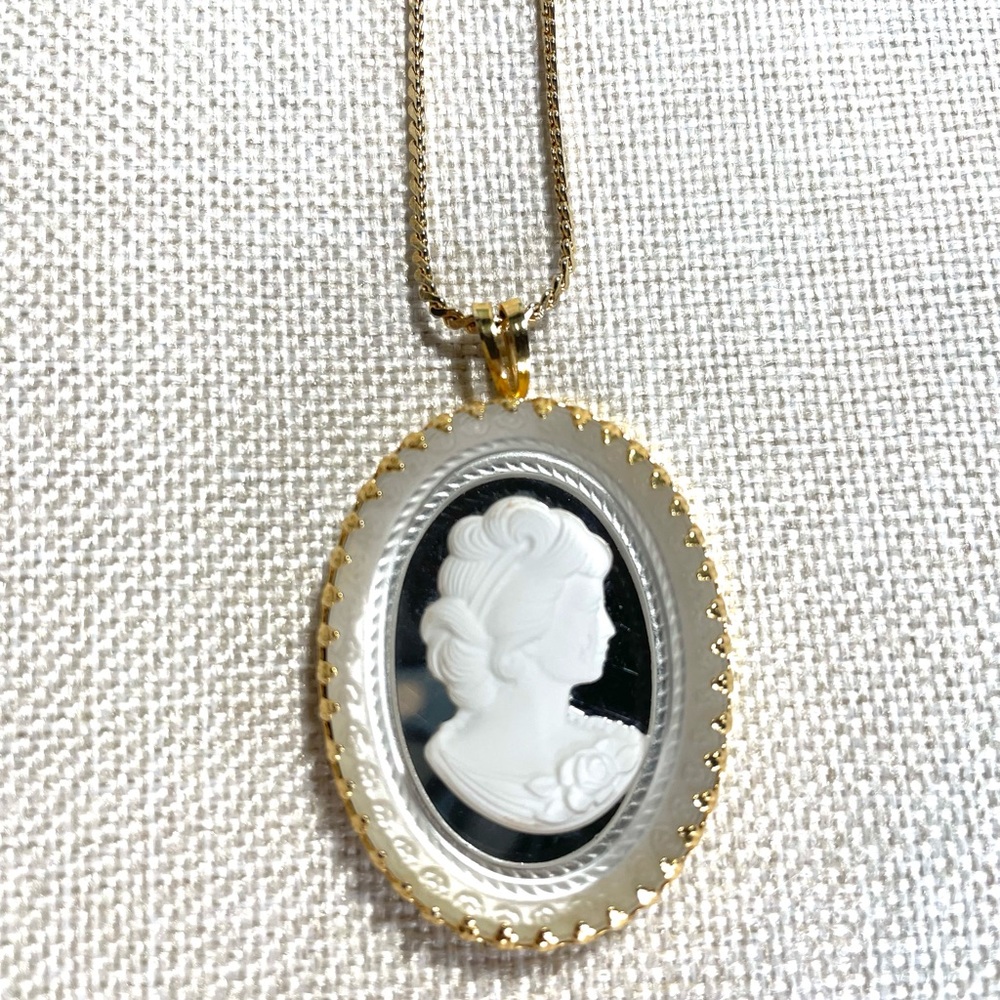 Vintage Damart Brand Cameo Gold Toned 24 In Necklace With Mirrored Background - Picture 3 of 6